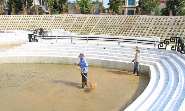 Đơn vị thi công đang tập trung dọn vệ sinh hồ sen, thuộc khu vực Đền thờ Bác Hồ.