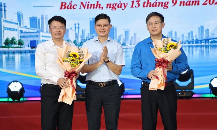  Đồng chí Nguyễn Mạnh Kiên tặng hoa, chúc mừng hai đơn vị đồng tổ chức chương trình. 