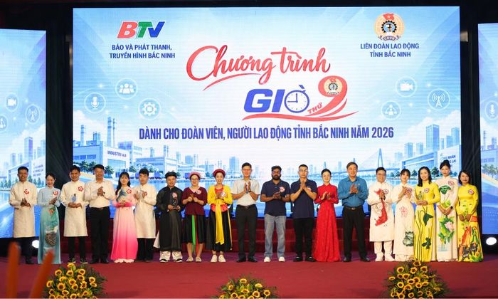  Các đại biểu tặng biểu trưng chương trình cho 3 đội tham gia thi ở số thứ nhất. 
