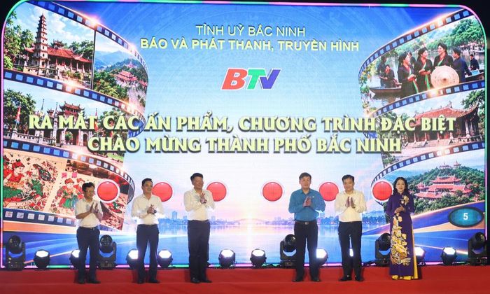  Lãnh đạo các đơn vị bấm nút ra mắt các ấn phẩm và chương trình đặc biệt, chào mừng thành phố Bắc Ninh. 