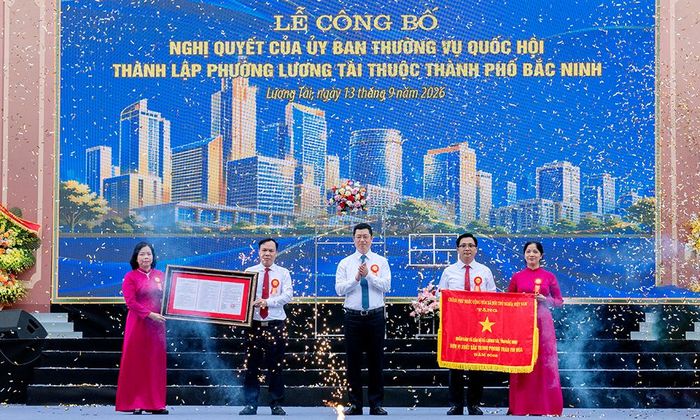Đồng chí Trần Huy Phương, Phó Bí thư Tỉnh ủy trao Nghị quyết của Quốc hội thành lập và Cờ Thi đua của Chính phủ cho phường Lương Tài.
