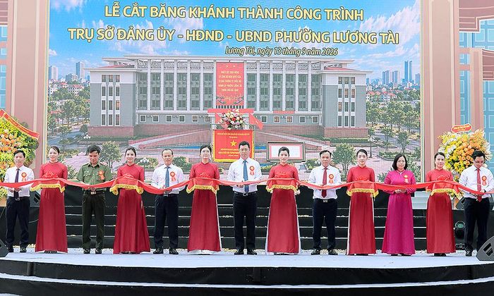Các đại biểu cắt băng khánh thành trụ sở Đảng ủy, HĐND, UBND phường Lương Tài.