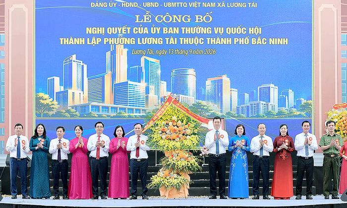 Các đồng chí lãnh đạo tỉnh tặng hoa chúc mừng lễ công bố thành lập phường Lương Tài.