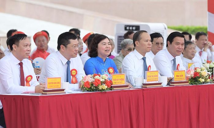 Các đại biểu dự lễ công bố thành lập phường Lương Tài.