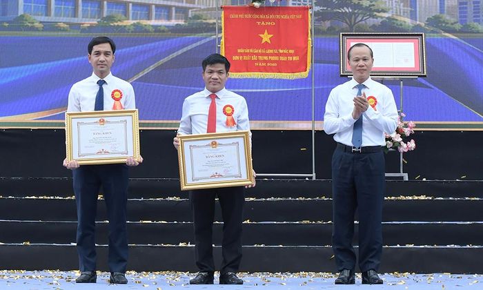 Phó Chủ tịch Thường trực UBND tỉnh Mai Sơn trao Bằng khen của UBND tỉnh cho các cá nhân.