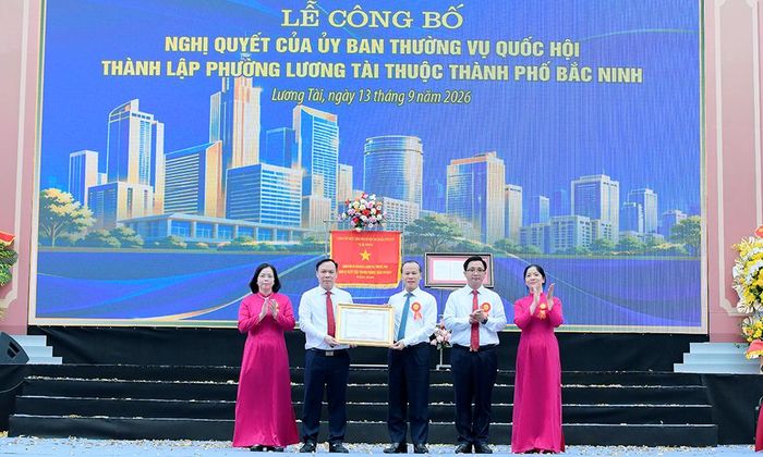 Phó Chủ tịch Thường trực UBND tỉnh Mai Sơn trao Bằng khen của UBND tỉnh cho phường Lương Tài.