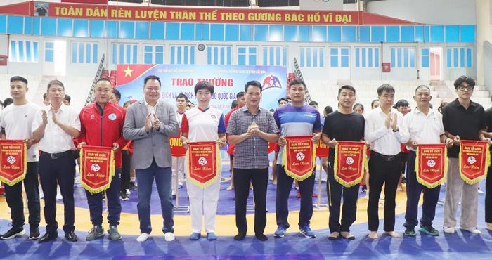 Ban tổ chức trao cờ lưu niệm cho các đoàn tham gia Giải vô địch và vô địch trẻ Sambo quốc gia năm 2026.