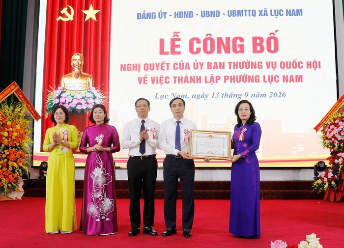 Đồng chí Nguyễn Thị Hương trao Bằng khen của Chủ tịch UBND tỉnh cho Đảng bộ, chính quyền và Nhân dân xã Lục Nam.