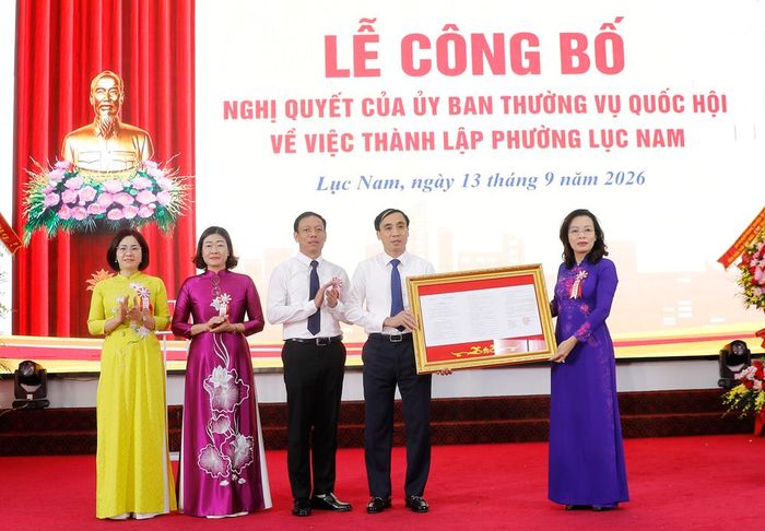 Đồng chí Nguyễn Thị Hương trao Nghị quyết của Ủy ban Thường vụ Quốc hội về việc thành lập phường Lục Nam.