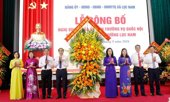 Đồng chí Nguyễn Thị Hương và các đồng chí lãnh đạo tỉnh tặng lẵng hoa chúc mừng Đảng bộ, chính quyền và Nhân dân phường Lục Nam.