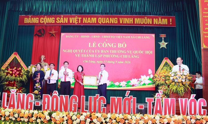  Đồng chí Nguyễn Việt Oanh trao Bằng khen của Chủ tịch UBND tỉnh cho Đảng bộ, chính quyền và Nhân dân Chi Lăng. 