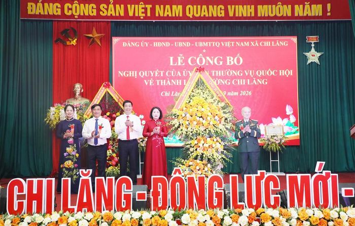 Đại tướng Phạm Văn Trà, nguyên Ủy viên Bộ Chính trị, nguyên Bộ trưởng Bộ Quốc phòng tặng hoa chúc mừng. 