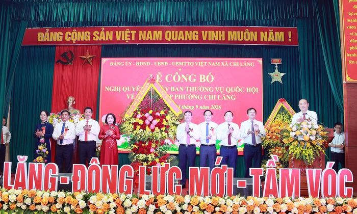  Các đồng chí lãnh đạo tỉnh tặng hoa chúc mừng. 