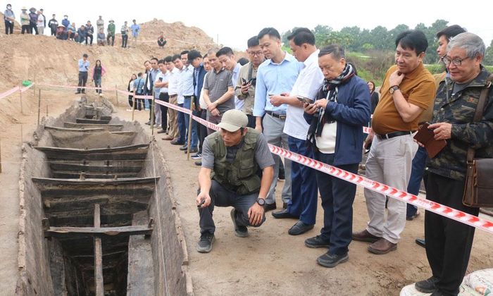 Các nhà khoa học nghiên cứu thuyền cổ Hà Mãn (phường Song Liễu).