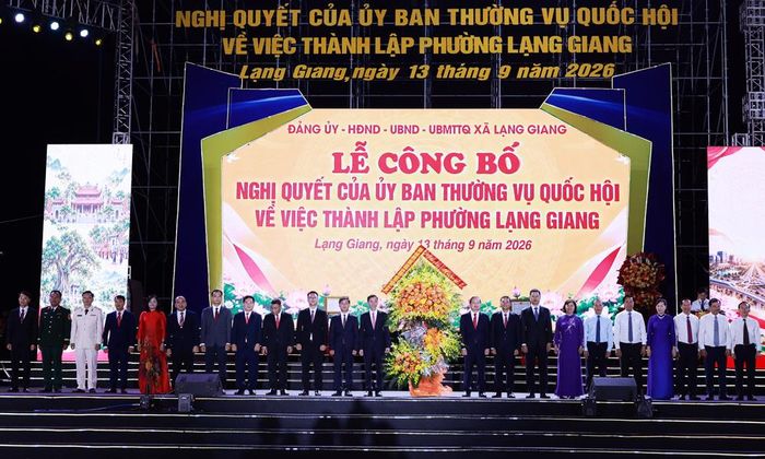  Các đồng chí lãnh đạo tỉnh tặng hoa chúc mừng Lạng Giang đón nhận Nghị quyết thành lập phường. 