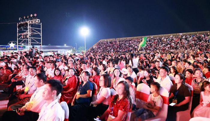  Đông đảo Nhân dân đến tham dự buổi lễ và thưởng thức chương trình nghệ thuật. 
