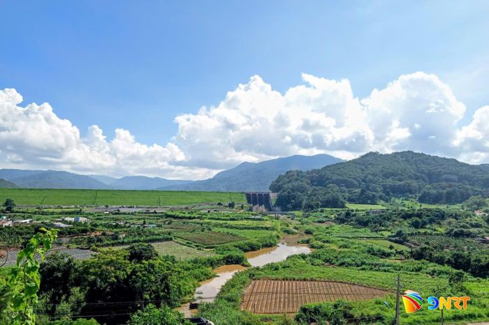 Đập thủy điện và sông Đa Nhim chảy giữa Dran. Ảnh: N.T