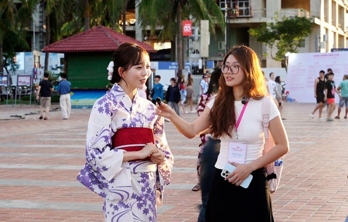 Sinh viên phỏng vấn nghệ sĩ quốc tế và truyền thông cho sự kiện theo phong cách trẻ trung. Ảnh: K.NGUYÊN
