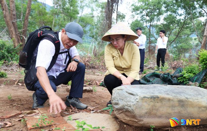 Phó Chủ tịch UBND thành phố Nguyễn Thị Anh Thi khảo sát trạm Nam Chơn. Ảnh: NGỌC HÀ