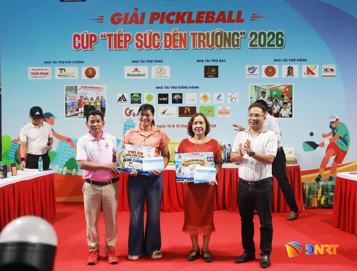 Đại diện lãnh đạo phường Sơn Trà (ngoài cùng bên phải) và đại diện Hội Doanh nghiệp phường Sơn Trà trao các phần quà cho đại diện các trường học. Ảnh: ĐẮC MẠNH