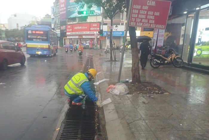 Hạng mục cửa thu nước mưa trên đường Lê Duẩn kịp hoàn thành, giúp giảm ngập trong đợt mưa lớn vào ngày 12/9. Ảnh: ĐVCC