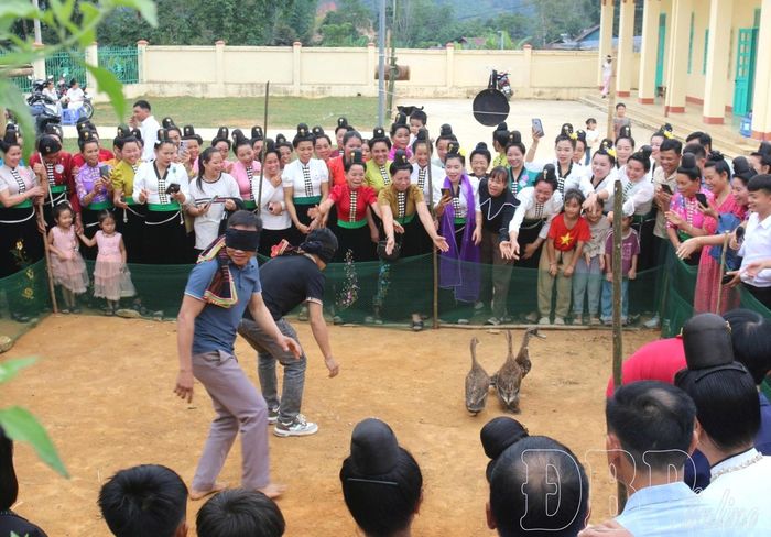 Bản Co Nỏng, xã Búng Lao thường xuyên tổ chức hoạt động văn hóa, văn nghệ cho nhân dân tham gia trong các ngày lễ, tết.