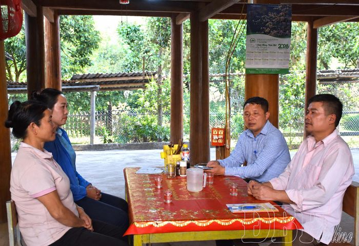 Anh Lò Văn Nguyễn, Trưởng bản Phiêng Vai, xã Nậm Kè chia sẻ kinh nghiệm trong sản xuất với người dân.