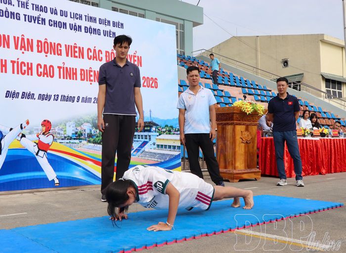 Thí sinh thực hiện bài test chống đẩy nhằm đánh giá sức mạnh và thể lực.