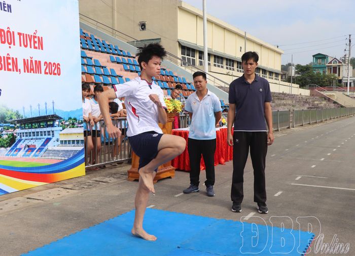 Thí sinh thực hiện bài test nâng cao đùi để đánh giá sức nhanh, sức bền và khả năng vận động.