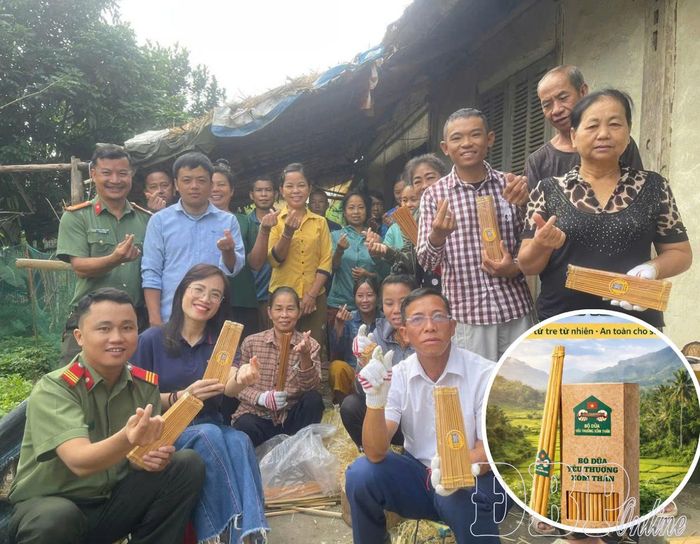 Thượng sĩ Giàng A Thắng (ngoài cùng bên trái, hàng đầu), cán bộ Bệnh viện 7/5 với mô hình “Bó đũa yêu thương”.
