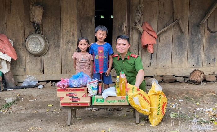 Đại úy Cà Văn Minh đồng hành, hỗ trợ các em có hoàn cảnh khó khăn.