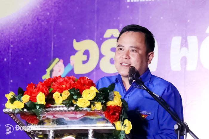 Phó Bí thư Thành đoàn Nguyễn Hiếu Trung phát biểu tại Đêm hội Trăng rằm. Ảnh: Ngọc Huyền