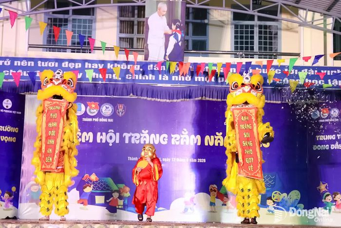 Đêm hội Trăng rằm mở đầu với màn múa lân đặc sắc. Ảnh: Ngọc Huyền