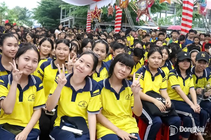 Các đại biểu và học sinh tham dự chương trình. Ảnh: Ngọc Huyền