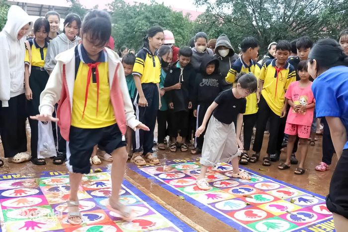 Các em học sinh hòa mình vào những trò chơi sôi động. Ảnh: Ngọc Huyền