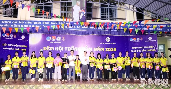 Ủy viên Ban Thường vụ Thành ủy, Phó Chủ tịch Thường trực Ủy ban MTTQ Việt Nam thành phố Hà Anh Dũng và đơn vị tài trợ trao quà Trung thu cho các em học sinh. Ảnh: Ngọc Huyền