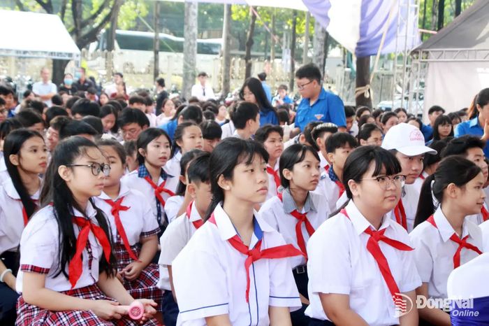 Đông đảo học sinh, sinh viên tham dự lễ khai mạc chương trình. Ảnh: Nga Sơn