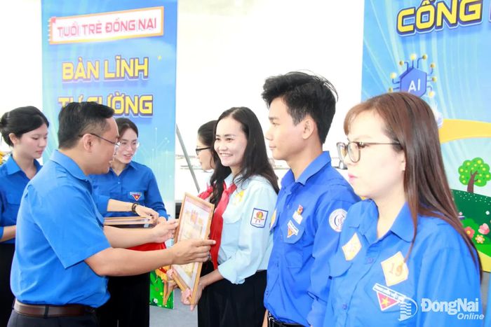 Thành ủy viên, Phó Chủ tịch Ủy ban MTTQ Việt Nam thành phố, Bí thư Thành đoàn Nguyễn Minh Kiên trao bằng khen cho các tập thể có thành tích xuất sắc trong công tác Đội và phong trào thiếu nhi năm học 2025-2026. Ảnh: Nga Sơn