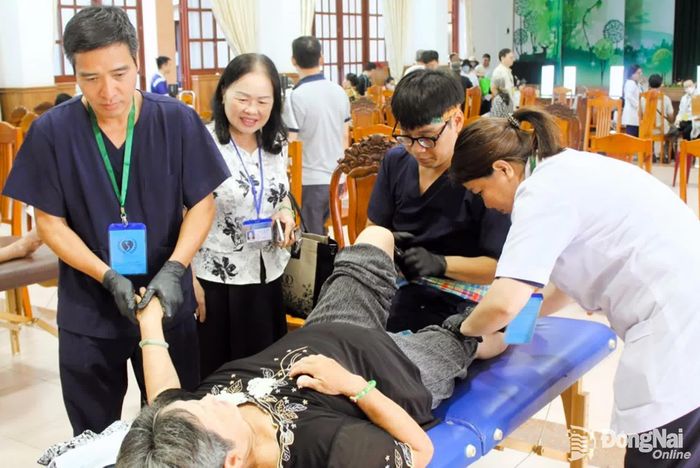 Người dân được khám, chữa bệnh về cơ, xương khớp. Ảnh: Danh Lộc