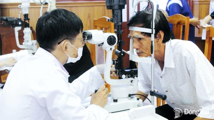 Bác sĩ khám mắt cho người dân. Ảnh: Danh Lộc