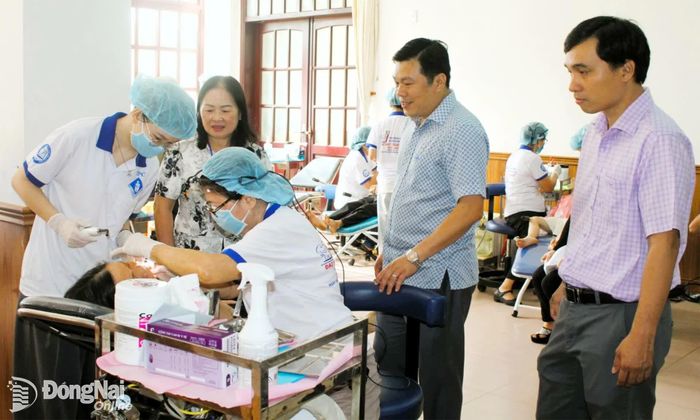 Người dân được khám, điều trị bệnh lý về răng miệng. Ảnh: Danh Lộc