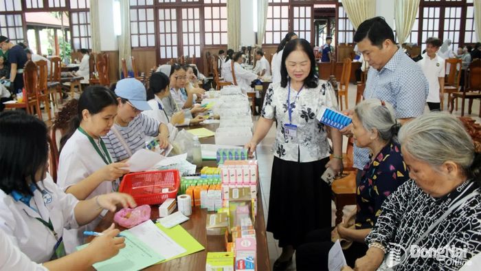 Sau khi khám sức khỏe, người bệnh được cấp thuốc, tư vấn sử dụng thuốc miễn phí. Ảnh: Danh Lộc