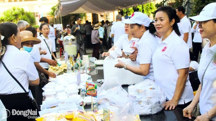 Ban tổ chức chuẩn bị hàng ngàn suất ăn miễn phí để phục vụ người dân. Ảnh: Danh Lộc