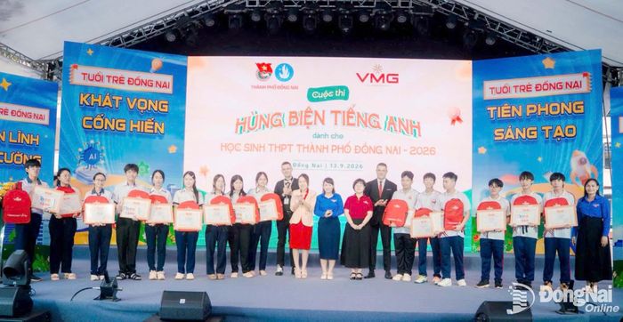 Các đại biểu chụp hình lưu niệm với các đội đoạt giải. Ảnh: CTV