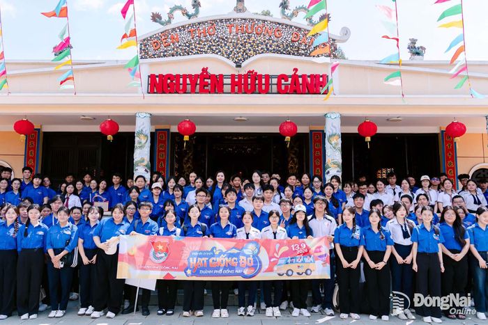 Các đại biểu đến tham quan tại Đền thờ Nguyễn Hữu Cảnh. Ảnh: CTV