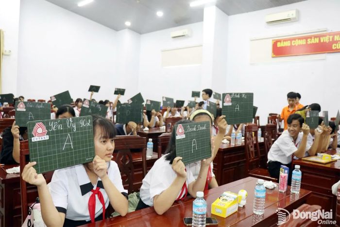 Các em học sinh tham gia cuộc thi Rung chuông vàng chủ đề Nâng cao năng lực số. Ảnh: Ngọc Thuận