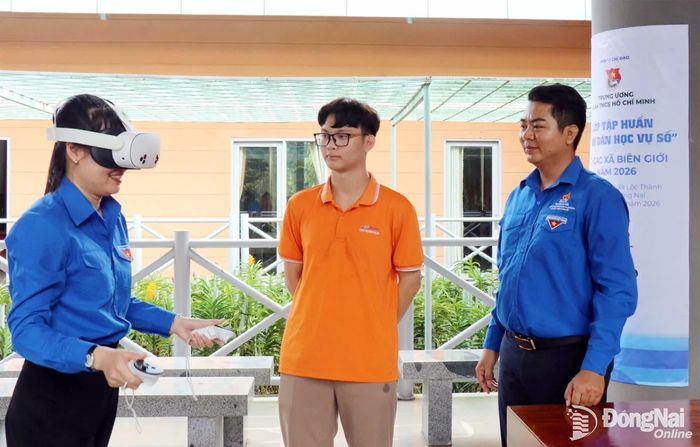 Các bạn trẻ trải nghiệm công nghệ thực tế ảo và Robotics. Ảnh: Ngọc Thuận