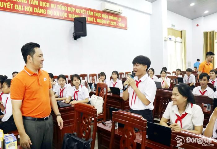 Đoàn viên, thanh niên và học sinh tham gia lớp tập huấn Bình dân học vụ số. Ảnh: Ngọc Thuận