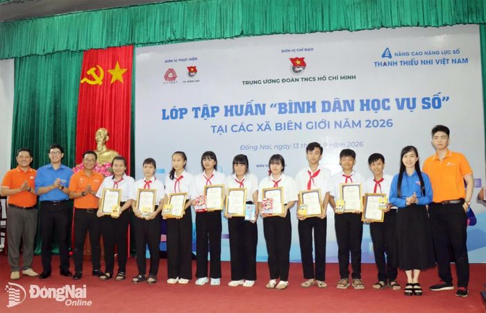 Ban tổ chức trao giải cuộc thi Lập trình cùng AI. Ảnh: Ngọc Thuận