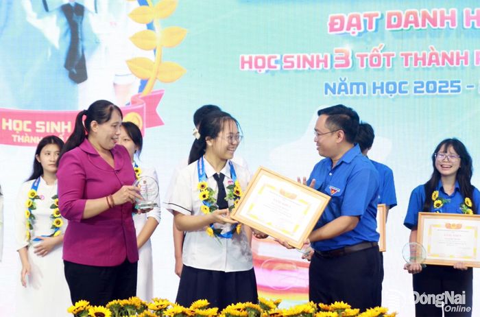 Thành ủy viên, Phó Trưởng ban Tuyên giáo và Dân vận Thành ủy Lê Thị Thái và Thành ủy viên, Phó Chủ tịch Ủy ban MTTQ Việt Nam thành phố, Bí thư Thành đoàn Nguyễn Minh Kiên trao bằng khen, biểu trưng cho cá nhân đạt danh hiệu Học sinh 3 tốt. Ảnh: Nga Sơn